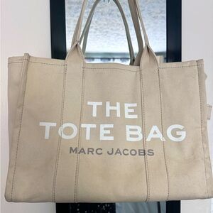 Marc Jacob’s The Tote Bag beige